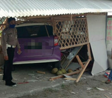 Tiba-tiba Nabrak Warung,...