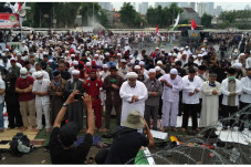 Azan Berkumandang, Demonstran...