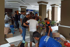 Bantuan Berdatangan...