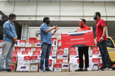 Telkomsel Sebar Donasi...