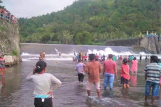 Berenang di Bendungan...
