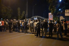 Pedagang Kaget, Pintu...