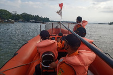 Perahu Diterpa Angin,...