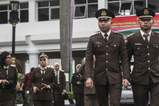 Komisioner Komjak Minta...