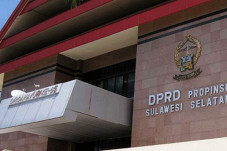 Di Hadapan Dewan, Gubernur...
