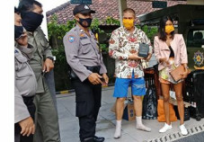 Diusir dari Vila, Turis...
