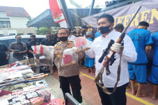 Buat Senpi Berburu Ilegal,...