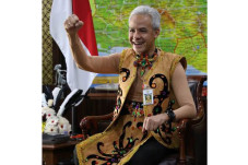 Kenakan Pakaian Adat...