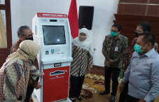 Gubernur Khofifah Serahkan...