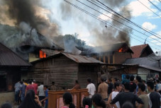 Siang Bolong, 5 Rumah...