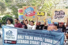 Ratusan Orang di Bali...