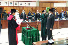 Effendi Rasyid Latuconsina...