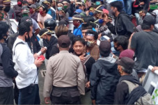 Warga Toraja Tuntut...