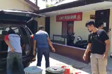 Digerebek Polisi, Penjual...
