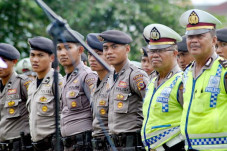 Dijaga Polisi, Hari...