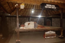 Kehabisan Uang di Bali,...