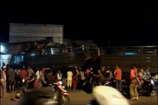 Truk Gandeng Hantam...