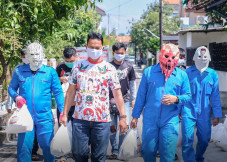 Pakai Kostum Monster...