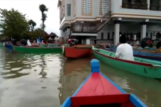 Menggunakan Perahu,...