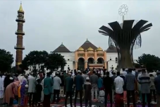 Ribuan Warga Salat Idul...