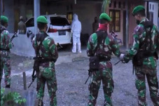 4 Jam Dikepung TNI-Polri,...