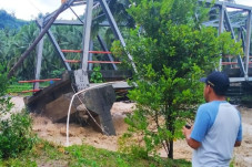 Jembatan Sinandaka Putus,...