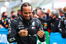 Hamilton Kesulitan di...