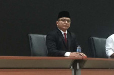Kurang Tiga Kursi, Denny...