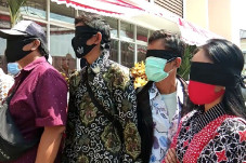 Tuntut Pesangon, Pekerja...