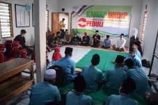 Sambangi Panti Asuhan,...