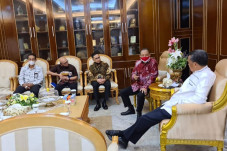 Di Hadapan Gubernur,...