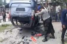 Massa Mengamuk Mobil...