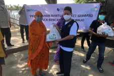 PLN Salurkan Bantuan...