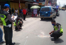 Ditabrak Mobil Isuzu...