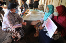 Senyum Nenek di Wonogiri,...