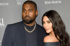 Tepis Isu Retak, Kanye...