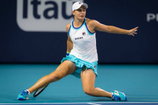 Petenis No 1 Dunia Ashleigh...