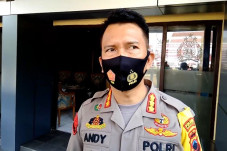 Serahkan Diri atau Diburu,...