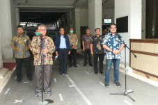 Teuku Riefky Harsya...