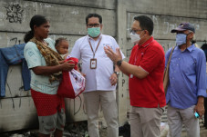 Bagikan 250 Paket Sembako,...