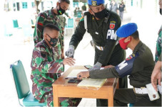 Puluhan Anggota TNI...