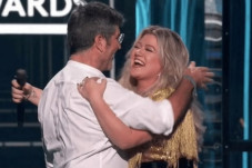 Simon Cowell Alami Cedera,...
