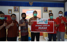 Diknas Semarang Berikan...