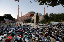 Salat Jamaah di Hagia...