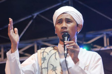 Dialog Sang Guru yang...