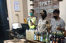 Janda Nekat, Jualan...