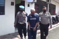 Pemulung Mencuri di...