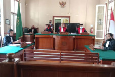 Hakim Vonis 13 Warga...