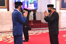 Terima Bintang Mahaputera...