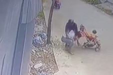 Sedang Asuh Bayi, Payudara...